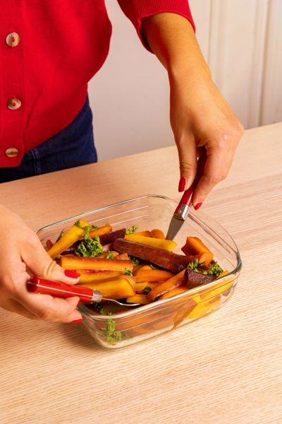 Сервиране на цветни зеленчуци в квадратна тава O'Cuisine 2.6L от боросиликатно стъкло – устойчива и безопасна за директен контакт с храна.        Попитай ChatGPT
